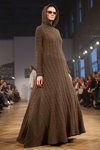 Показ ZA-ZA — Aurora Fashion Week Russia AW13/14 (наряды и образы: коричневое платье с капюшоном макси)