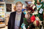 Валдис Пельш украсил елку в магазине на Новой Риге