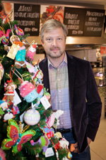 Валдис Пельш украсил елку в магазине на Новой Риге