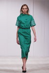 Modenschau von Balunova — Belarus Fashion Week by Marko SS2014 (Looks: grünes Midi Kleid, schwarze Pumps)