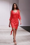 Modenschau von Balunova — Belarus Fashion Week by Marko SS2014 (Looks: rotes Kleid, schwarze Sandaletten)