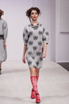 Modenschau von DAVIDOVA — Belarus Fashion Week by Marko SS2014 (Looks: graues bedrucktes Kleid, rote bedruckte Kniestrümpfe, )