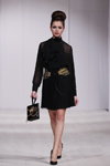 Desfile de Denis Durand — Belarus Fashion Week by Marko SS2014 (looks: zapatos de tacón negros, bolso negro, vestido de cóctel negro)
