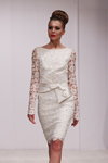 Natallja Lazuta. Modenschau von Denis Durand — Belarus Fashion Week by Marko SS2014 (Looks: weißes Kleid mit Spitze)