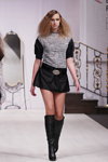 Modenschau von Harydavets&Efremova — Belarus Fashion Week by Marko SS2014 (Looks: schwarze Stiefel, schwarz-weißer Pullover, schwarzer Mini Rock, schwarzer Gürtel)