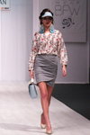 Tanya Davydenko. Modenschau von Karina Galstian — Belarus Fashion Week by Marko SS2014 (Looks: Bluse mit Blumendruck, grauer Mini Rock)