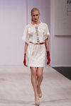 Pokaz Sheldon/Bureau №8 — Belarus Fashion Week by Marko SS2014 (ubrania i obraz: sukienka biała, rękawiczki czerwone, blond (kolor włosów), szpilki beżowe)
