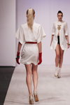 Desfile de Sheldon/Bureau №8 — Belarus Fashion Week by Marko SS2014 (looks: vestido blanco, guantes rojos, zapatos de tacón beis, , cola de caballo)