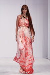 Modenschau von Zina Fedunina — Belarus Fashion Week by Marko SS2014 (Looks: rot-weißes Abendkleid, rosane Pumps)