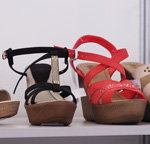 Prezentacja Baranovichi Shoe Factory — BelTEXlegprom. Jesień 2013 (ubrania i obraz: sandały na koturnie czarne, sandały na koturnie czerwone)