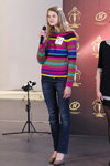 Casting do konkursu "Miss Supranational Białorusi 2013": wywiad. Część 3 (ubrania i obraz: pulower pasiasty wielokolorowy, jeansy niebieskie)