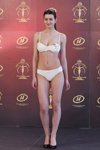 Casting im Badeanzug — Miss Supranational Belarus 2013. Teil 4 (Looks: weißer Badeanzug, schwarze Pumps)