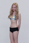 Sesja zdjęciowa w strojach kąpielowych — Miss Supranational Belarus 2013. Część 5 (ubrania i obraz: blond (kolor włosów), strój kąpielowy czarny)