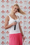 Alaksandra Sokoł. Casting — Miss Mińska 2013 (ubrania i obraz: top biały, spódnica w kolorze fuksji maksi, blond (kolor włosów))