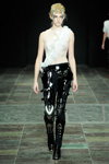 Показ Anne Sofie Madsen — Copenhagen Fashion Week AW13/14 (наряды и образы: белый топ, чёрные брюки)