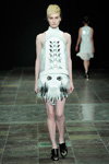 Desfile de Anne Sofie Madsen — Copenhagen Fashion Week AW13/14 (looks: vestido blanco, zapatos de tacón negros)
