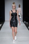 Desfile de Anne Sofie Madsen — Copenhagen Fashion Week SS14 (looks: vestido negro corto)