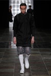 Desfile de Asger Juel Larsen — Copenhagen Fashion Week SS14 (looks: calcetines largos blancos)