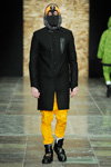 Modenschau von Asger Juel Larsen — Copenhagen Fashion Week AW13/14 (Looks: schwarzer Mantel, gelbe Hose)