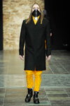 Паказ Asger Juel Larsen — Copenhagen Fashion Week AW13/14 (нарады і вобразы: чорнае паліто, жоўтыя штаны)