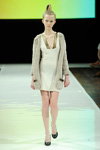 Modenschau von AYNI CPH — Copenhagen Fashion Week AW13/14 (Looks: weißes Kleid, grauer gestrickter Cardigan)