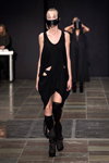 Показ BARBARA I GONGINI — Copenhagen Fashion Week SS14 (наряды и образы: чёрное платье, чёрные сапоги)