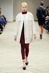 Показ Baum und Pferdgarten — Copenhagen Fashion Week AW13/14 (наряды и образы: белое пальто, бордовый костюм, чёрные туфли)