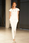 Desfile de Baum und Pferdgarten — Copenhagen Fashion Week SS14 (looks: top blanco, pantalón blanco, zapatos de tacón blancos)