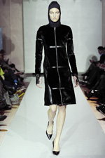 Показ Great Greenland design by Benedikte Utzon — Copenhagen Fashion Week AW13/14 (наряды и образы: чёрное пальто, чёрные туфли)