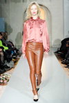 Показ Est. 1995 Benedikte Utzon Wardrobe — Copenhagen Fashion Week AW13/14 (наряды и образы: чёрные туфли, лиловая блуза, коричневые кожаные брюки)