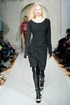 Показ Est. 1995 Benedikte Utzon Wardrobe — Copenhagen Fashion Week AW13/14 (наряды и образы: блонд (цвет волос), чёрное платье, чёрные туфли, чёрные кожаные гетры)