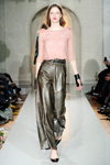 Modenschau von Est. 1995 Benedikte Utzon Wardrobe — Copenhagen Fashion Week AW13/14 (Looks: rosane Bluse, schwarze Pumps)