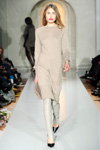 Показ Est. 1995 Benedikte Utzon Wardrobe — Copenhagen Fashion Week AW13/14 (наряды и образы: бежевое платье, чёрные туфли)