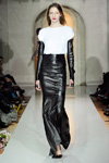 Показ Est. 1995 Benedikte Utzon Wardrobe — Copenhagen Fashion Week AW13/14 (наряды и образы: белый топ, чёрная юбка макси, чёрные туфли)