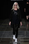 Показ Bibi Chemnitz — Copenhagen Fashion Week SS14 (наряды и образы: чёрный кардиган, чёрный топ, чёрные легинсы, блонд (цвет волос), солнцезащитные очки)
