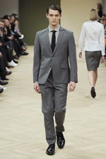 Показ Bruuns Bazaar — Copenhagen Fashion Week AW13/14 (наряды и образы: серая рубашка, чёрный галстук, серый костюм, чёрные туфли)