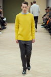 Показ Bruuns Bazaar — Copenhagen Fashion Week AW13/14 (наряди й образи: сіра сорочка, жовтий джемпер, сірі штани)