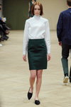 Desfile de Bruuns Bazaar — Copenhagen Fashion Week AW13/14 (looks: blusa blanca, falda lápiz verde, zapatos de tacón negros)