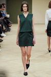 Desfile de Bruuns Bazaar — Copenhagen Fashion Week AW13/14 (looks: vestido verde, zapatos de tacón negros)