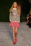 Показ Bruuns Bazaar — Copenhagen Fashion Week SS14 (наряди й образи: сірий квітковий джемпер, червона картата спідниця, туфлі кольору фуксії, блонд (колір волосся))