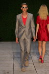 Pokaz Bruuns Bazaar — Copenhagen Fashion Week SS14 (ubrania i obraz: garnitur szary, koszulka czerwona, okulary przeciwsłoneczne)