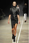 Pokaz David Andersen — Copenhagen Fashion Week SS13 (ubrania i obraz: skórzana kurtka biker czarna, spódnica mini czarna, półbuty czarne, skarpetki czarne)