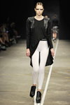 Desfile de David Andersen — Copenhagen Fashion Week SS13 (looks: túnica negra, leggings blancos)