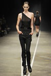 Desfile de David Andersen — Copenhagen Fashion Week SS13 (looks: top negro, pantalón negro, body asimétrico negro)