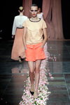 Показ Est. 1995 Benedikte Utzon Wardrobe — Copenhagen Fashion Week SS14 (наряды и образы: белый топ, коралловые шорты, телесные носки, чёрные туфли)