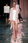 Desfile de Est. 1995 Benedikte Utzon Wardrobe — Copenhagen Fashion Week SS14 (looks: calcetines cueros, zapatos de tacón negros, top negro, pantalón rosa)