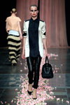 Desfile de Est. 1995 Benedikte Utzon Wardrobe — Copenhagen Fashion Week SS14 (looks: calcetines cueros, zapatos de tacón negros, blusa de color blanco y negro, bolso negro, leggings de piel negros)