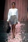 Показ Est. 1995 Benedikte Utzon Wardrobe — Copenhagen Fashion Week SS14 (наряди й образи: тілесні шкарпетки, чорні туфлі, біла блуза, чорна сумка, сіра спідниця)