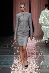 Показ Est. 1995 Benedikte Utzon Wardrobe — Copenhagen Fashion Week SS14 (наряды и образы: серый женский костюм (жакет, юбка), телесные носки, чёрные туфли)