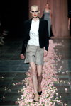 Показ Est. 1995 Benedikte Utzon Wardrobe — Copenhagen Fashion Week SS14 (наряды и образы: телесные носки, чёрные туфли, чёрный жакет, белый топ, серые шорты)